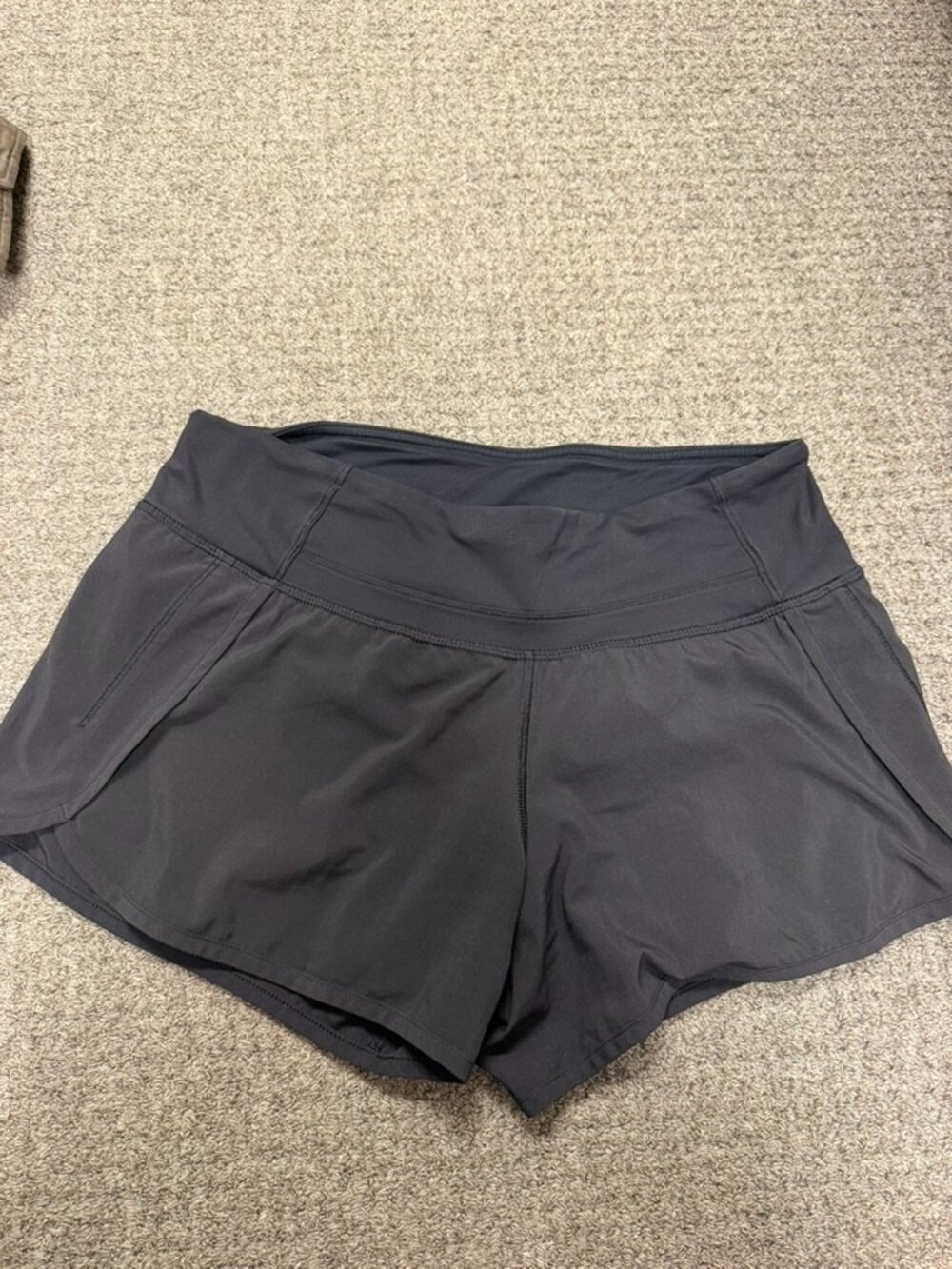 Lululemon Speed Up Low-Rise Short 4" (Black - Size 6)